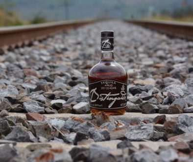 botella tequila distinguido anejo en vias del tren