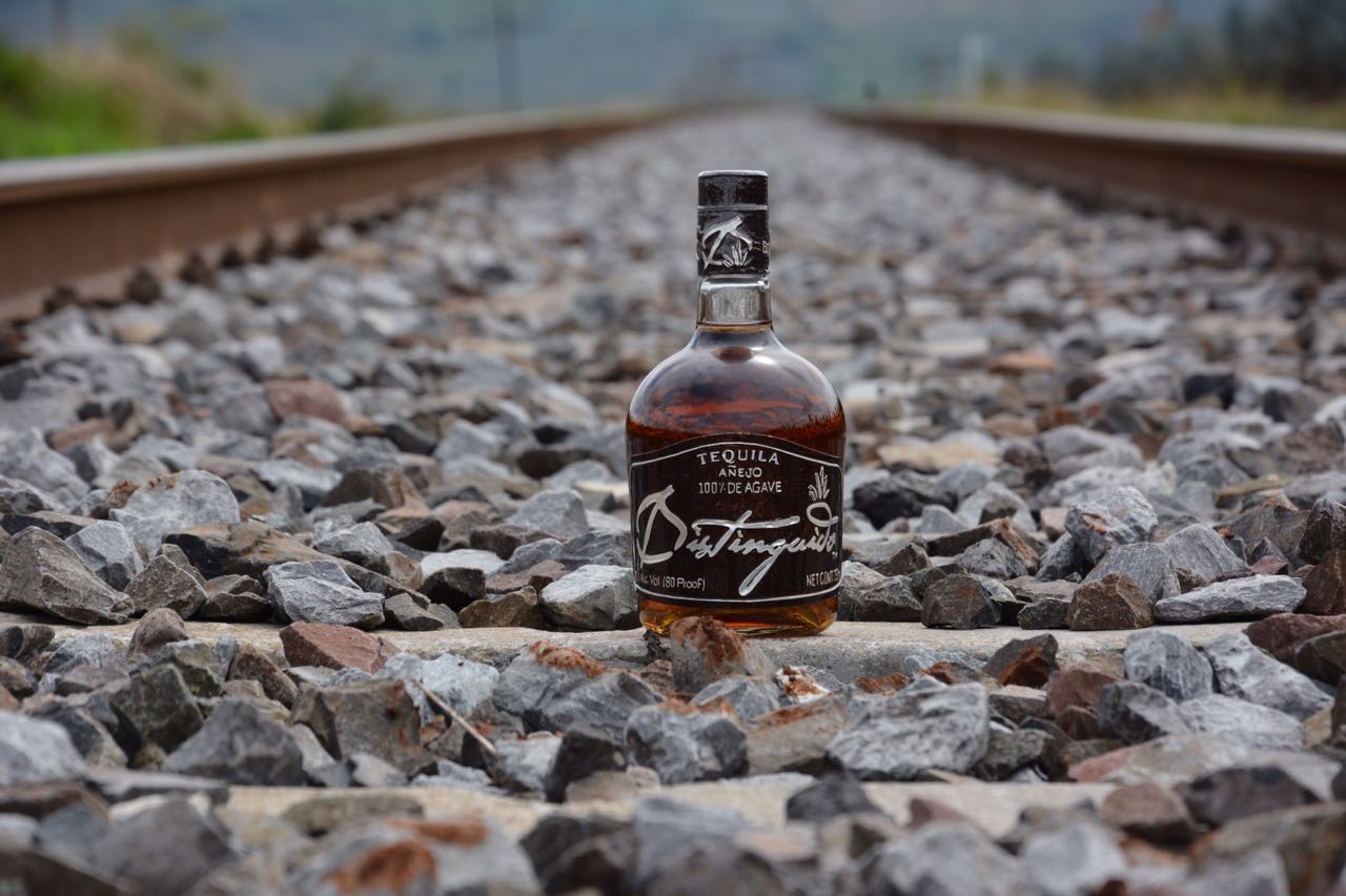 botella tequila distinguido anejo en vias del tren