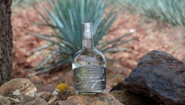 boletta de tequila distinguido en campo de agave